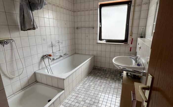 Badezimmer mit Waschmaschinenanschluß