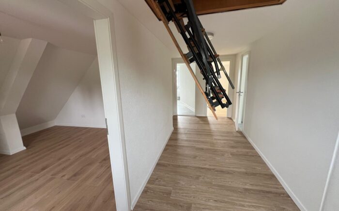 Flur OG mit Zugang zum Dachboden