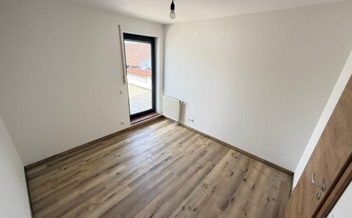 Kinderzimmer mit Zugang zur Dachterrasse
