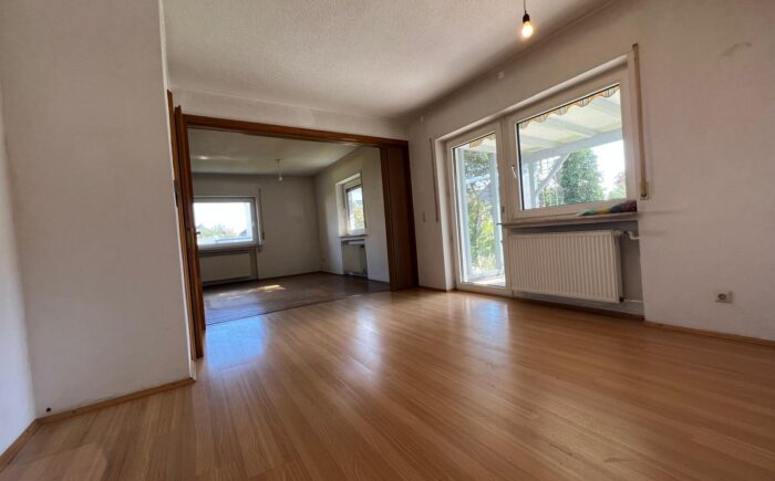 Esszimmer mit Blick ins Wohnzimmer