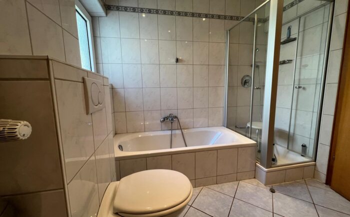 Badezimmer EG mit Wanne und Dusche
