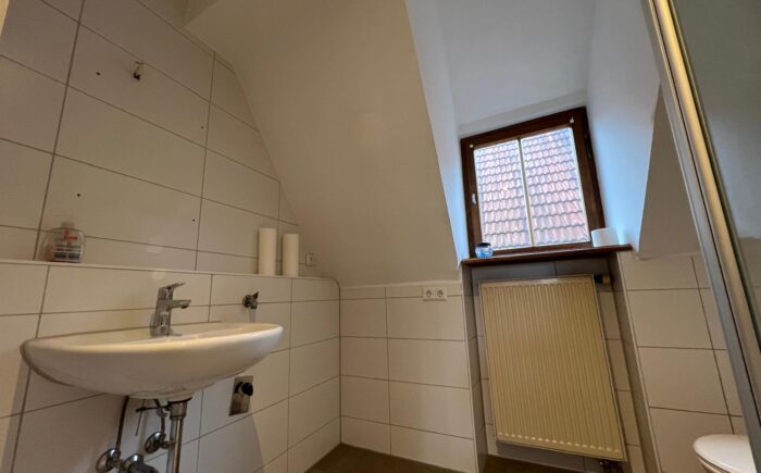 Teil des Badezimmers mit Waschmaschinenanschluss