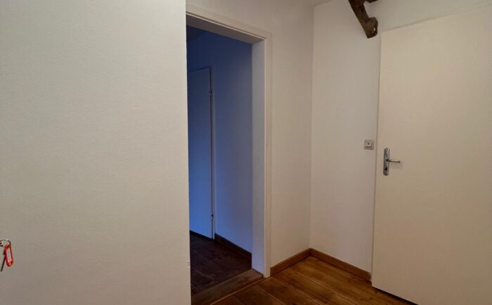Flur mit Zugang zur Abstellkammer