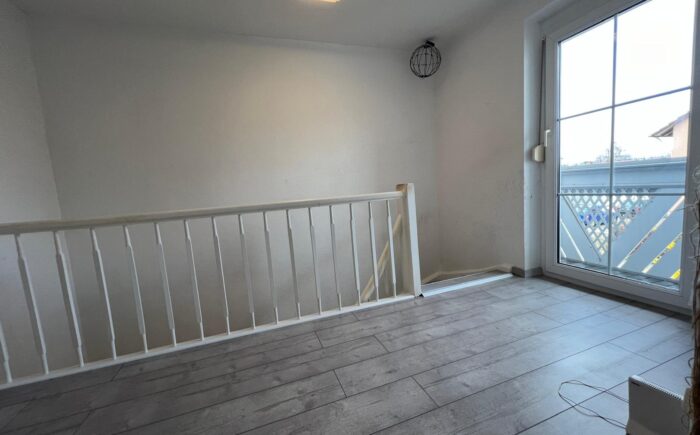 OG mit Zugang zu kleinem Balkon