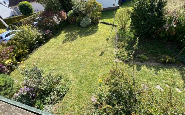 Blick in den Garten vom Balkon im Sommer