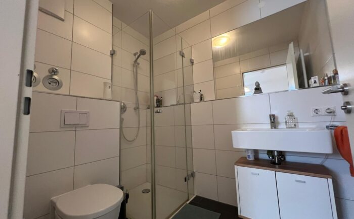 kleines Bad mit Dusche