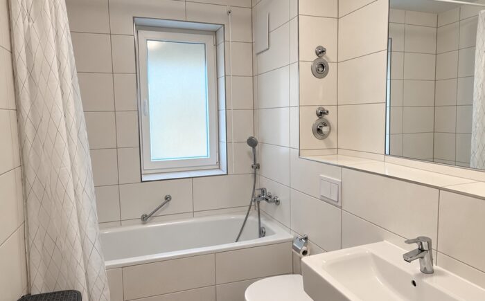 Großes Badezimmer mit Wanne und WM Anschluß